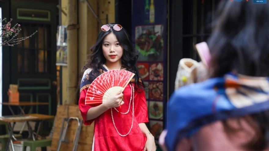 Vietnamese spend big on Ao Dai for Tet celebration